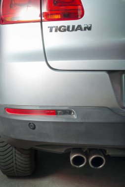 MADRID, İspanya - SEPTEMBER 28, 2015: Dizel motor yakıtı kullanan bir Volkswagen Tiguan TDI 'nin arkası