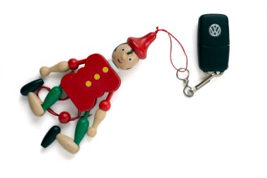 MADRID, SPAIN - 30 Eylül 2015: Pinokyo kuklası olan Volkswagen araba şirketinin logosuna sahip anahtarlık. Beyaz arkaplanda izole