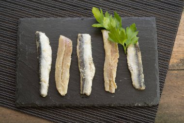 ançüez; maydanoz; zeytinyağı