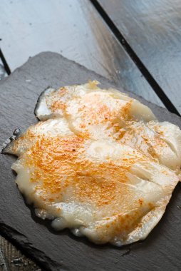 Zeytin yağı ve kırmızı biber soslu füme morina balığı.