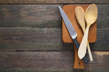 Mutfak aletleri ahşap masada. 