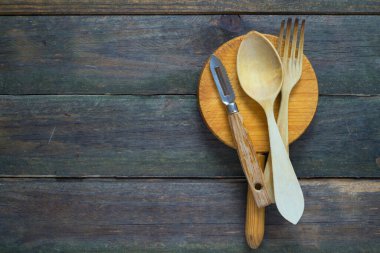 Mutfak aletleri ahşap masada. 