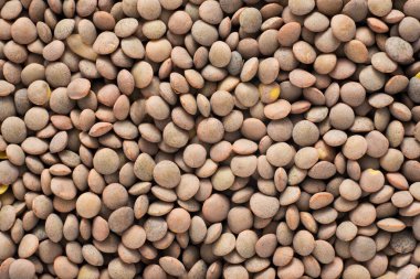 Düz yüzey üzerinde kahverengi mercimek resmini