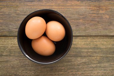 Kasedeki üç yumurtanın üst görüntüsü