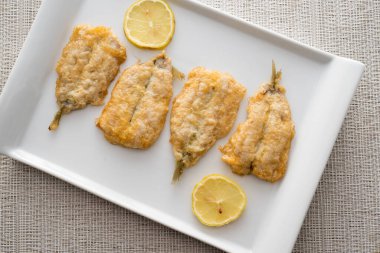 Limonlu hırpalanmış hamsi kızartması