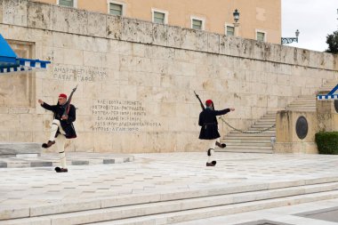 ATHENS, GREECE ECTOBER 26, 2015: Evzone (başkanlık muhafızı) Syntagma Meydanı 'ndaki Yunan Parlamentosu Binası önündeki Meçhul Asker Anıtı 