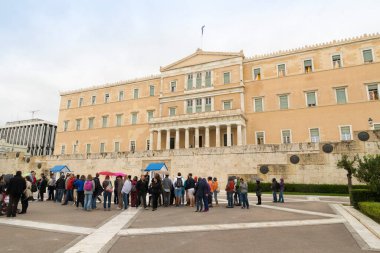 ATİNA, GREECE - 24 Ekim 2015: Turistler Yunan Parlamentosu önünde nöbet değişimini izliyor