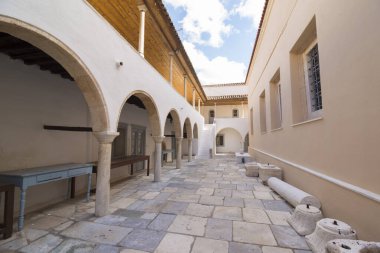 HYDRA Adası, GREECE - 25 Ekim 2015: Yunanistan 'ın Hydra adasındaki bir manastırın içi