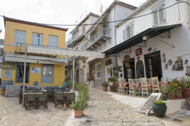 HYDRA, GREECE - 25 Ekim 2015: Hydra limanındaki rıhtımdaki kafelerin teraslarındaki insanlar