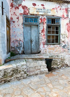HYDRA, GREECE - 25 Ekim 2015: Yunanistan 'daki Hydra adasında çok eski bir mağaza 