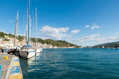 POROS (GREECE-OCTOBER 25, 2015: Marina of Poros), Saronic Körfezi 'nin güney kesiminde bir Yunan adasıdır. Atinalı gezginler için popüler bir hafta sonu tatili yeridir..