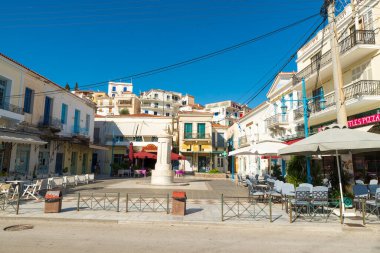 POROS, GREECE-OCTOBER 25, 2015: Poros 'taki insanlar, Saronik Körfezi' nin güney kesimindeki küçük bir Yunan ada çifti