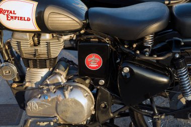 AEGINA, GREECE - 25 Ekim 2015: Eski İngiliz Kraliyet Enfield motosikleti