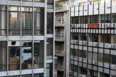ATİNA, GREECE - 31 Ekim 2015: Atina şehir merkezindeki ofis binaları ekonomik kriz tarafından terk edildi