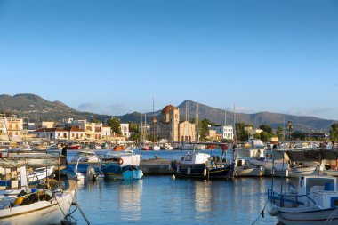 AEGINA, GREECE - 25 Ekim 2015: Yunanistan 'ın Aegina adasındaki mavi gökyüzüne karşı Aegina balık yaban domuzu limanı yakınlarındaki Bakire Meryem Kilisesi