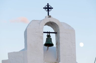 AEGINA, GREECE - 25 Ekim 2015: Yunanistan 'ın Aegina adasında gün batımında Aziz Nikolaos' un beyaz şapeli