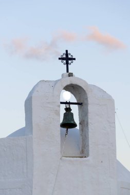 AEGINA, GREECE - 25 Ekim 2015: Yunanistan 'ın Aegina adasında gün batımında Aziz Nikolaos' un beyaz şapeli