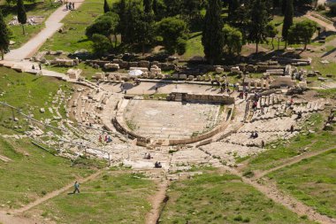 Yunanistan 'ın Atina Akropolis tepesinden görülen antik Dionysos tiyatrosu