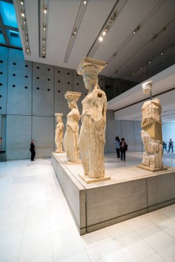 ATİNA, GREECE - 26 Ekim 2015: Akropol Müzesi girişinin iç manzarası.