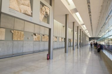 ATİNA, GREECE - 26 Ekim 2015: Akropol Müzesi girişinin iç manzarası.
