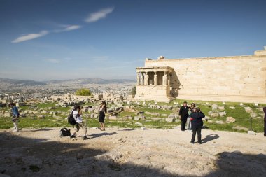 ATİNA, GREECE - 26 Ekim 2015: Turistler Akropolis 'te Erekteon önünde fotoğraf çekiyorlar