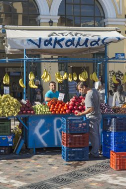 ATİNA, GREECE - 27 Ekim 2015: İnsanlar Monastiraki Meydanı 'ndaki market büfesinden meyve ve sebze satıyor.