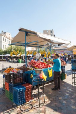 ATİNA, GREECE - 27 Ekim 2015: İnsanlar Monastiraki Meydanı 'ndaki bakkal dükkanından meyve ve sebze satın alıyorlar.