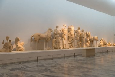 OLYMPIA, GREECE - 29 Ekim 2015: Olympia Arkeoloji Müzesi. Zeus Tapınağı 'ndan oyulmuş süsler..
