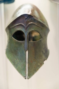OLYMPIA, GREECE - 29 Ekim 2015: Olimpiyat Arkeoloji Müzesi. Antik Yunan miğferi.