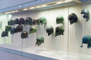 OLYMPIA, GREECE - 29 Ekim 2015: Olimpiyat Arkeoloji Müzesi. Antik Yunan miğferi.