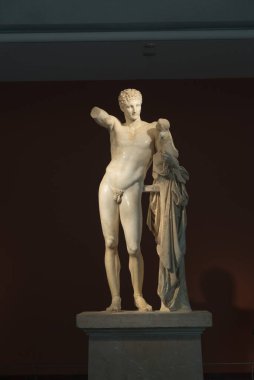 OLYMPIA, GREECE - 29 Ekim 2015: Olympia Arkeoloji Müzesi. Hermes ve Bebek Dionysos, Praxiteles 'in Hermes' i olarak da bilinir.