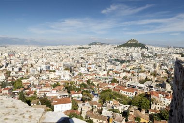 Arka planda Akropolis 'ten Atina' ya bakan Lecabetus Tepesi, Lykabettos veya Lykavittos olarak da bilinir.