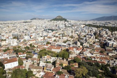 Arka planda Akropolis 'ten Atina' ya bakan Lecabetus Tepesi, Lykabettos veya Lykavittos olarak da bilinir.