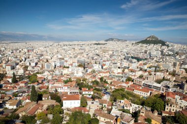 Arka planda Akropolis 'ten Atina' ya bakan Lecabetus Tepesi, Lykabettos veya Lykavittos olarak da bilinir.