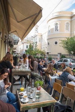 ATİNA, GREECE - 26 Ekim 2015: Gençler barların ve restoranların teraslarına akın ediyor
