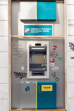 ATİNA, GREECE - 27 Ekim 2015: Protesto ve seçim propagandası grafitiyle ATM