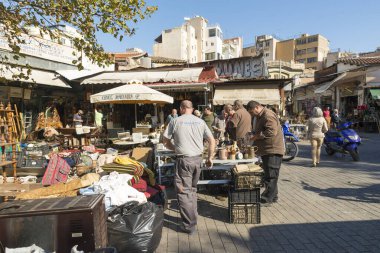 ATENS, GREECE - 27 Ekim 2015: Avissinias Meydanı 'ndaki bit pazarında alıcılar ve satıcılar