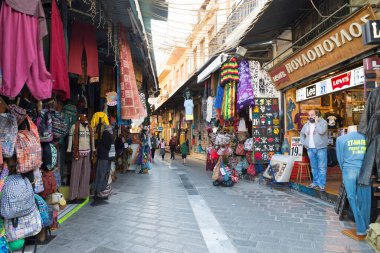 ATİNA, GREECE - 27 Ekim 2015: Avissinias Meydanı 'ndaki bit pazarı. Dükkanının kapısında telefonla konuşan bir satıcı.