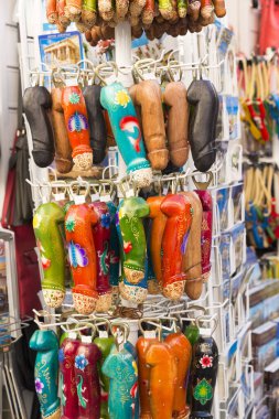 ATİNA, GREECE - 27 Ekim 2015: Plaka bölgesindeki turistlere horoz ahşap atölyesi ıvır zıvırı