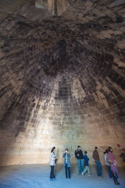 MYCENAE, GREECE - 28 Ekim 2015: Kubbe içindeki Turistas Atreus Hazinesi veya Agamemnon, Mycenae, Yunanistan 'ın Mezarı
