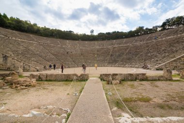 EPIDAURUS, GREECE - 28 Ekim 2015: Epidaurus amfitiyatrosunda turistler
