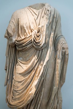 OLYMPIA, GREECE - 29 Ekim 2015: Olympia Arkeoloji Müzesi 'nde toga giyen bir adamın heykeli. Bronz aslan başı