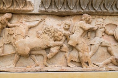 DELPHI, GREECE - 30 Ekim 2015: Delphi Arkeoloji Müzesi, Siphnian Hazinesi 'nin frizlerinden biri