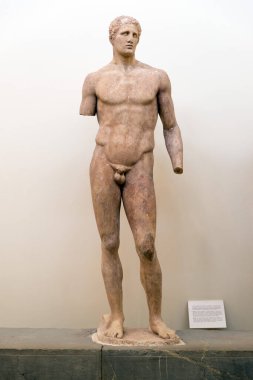 DELPHI, GREECE - 30 Ekim 2015: Delphi Arkeoloji Müzesi. Pharsala 'nın Agias Heykeli
