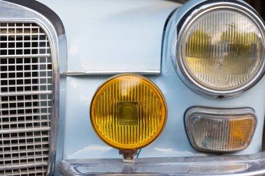 ATENS, GREECE - 29 Ekim 2015: Mercedes-Benz eski zamanlayıcı arabası için radyatör ızgarası