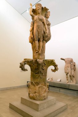 DELPHI, GREECE - 30 Ekim 2015: Delphi Arkeoloji Müzesi. Akanthos Sütunu