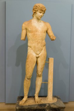 DELPHI, GREECE - 30 Ekim 2015: Delphi Arkeoloji Müzesi. Antinoos Heykeli (Antinous)