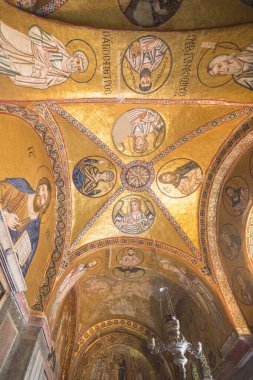 DİSTOMO, GREECE - 30 Ekim 2015: Hosios Loukas manastırı, Orta Bizans mimarisinin en önemli eserlerinden biri ve UNESCO Dünya Mirası Bölgesi