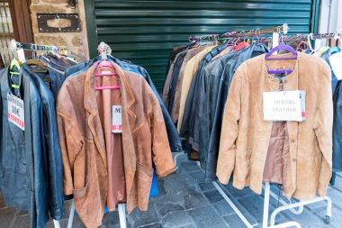  Avissinias Meydanı 'ndaki bit pazarı. İkinci el elbise satışı