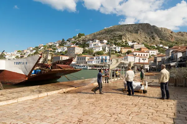 HYDRA, GREECE - 25 Ekim 2015: Yunanistan 'ın Hydra kentinin limanındaki insanlar